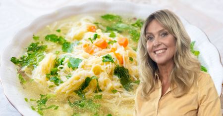 Ewa Wachowicz wlewa odrobinę do rosołu. Nic tak nie podbija smaku i aromatu