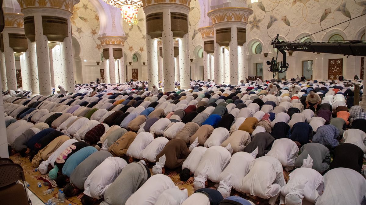 Muzułmanie podczas modlitwy w Abu Zabi