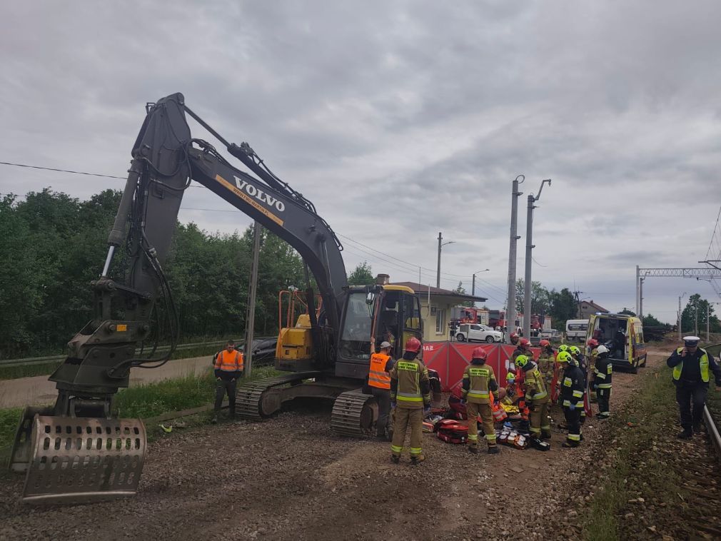 Pijany i poszukiwany operator koparki rozjechał 33-latka. Dramat na budowie [zdjęcia]