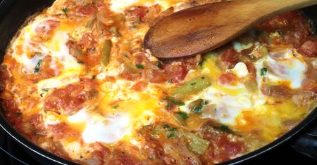 Menemen. Turecki sposób na pożywne śniadanie