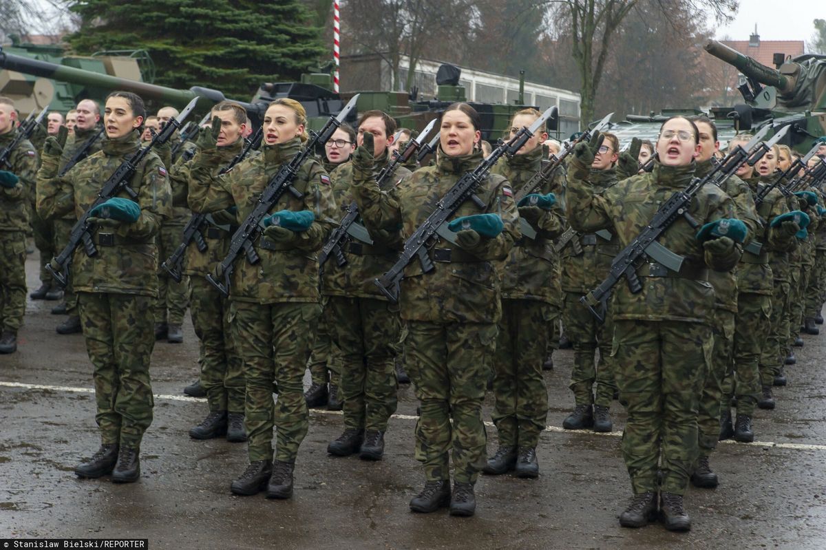 Polacy są przeciwko przywróceniu obowiązkowej służby wojskowej. Niewiele osób uważa też, że kobiety powinny na równi z mężczyznami być powoływane do armii 