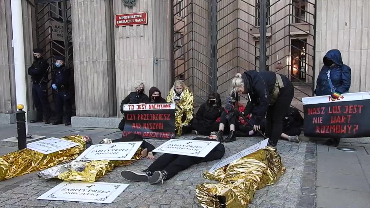 “Zabici przez dehumanizację.” Młodzi aktywiści LGBT przykleili się do ziemi przed Ministerstwem Edukacji