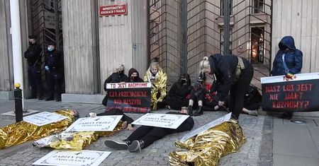 “Zabici przez dehumanizację.” Młodzi aktywiści LGBT przykleili się do ziemi przed Ministerstwem Edukacji