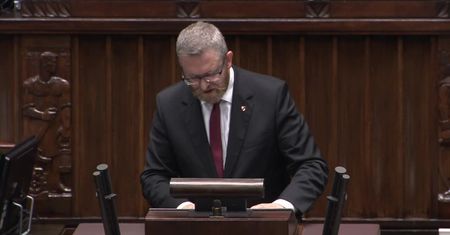 G. Braun ponownie wykluczony z obrad Sejmu. Wszedł na mównicę bez maseczki.