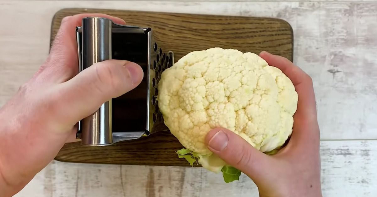 Zetrzyj go, połącz z resztą składników i usmaż na patelni. Te placki o niebo lepiej od ziemniaczanych