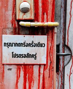 Obrzucili dom premiera workami z ludzką krwią