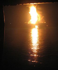 Platforma wiertnicza wciąż płonie, trwa akcja ratownicza