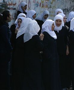 Islamskie "mundurki" niszczą im dzieciństwo