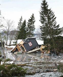 Lawina kamieni zepchnęła domy do fiordu