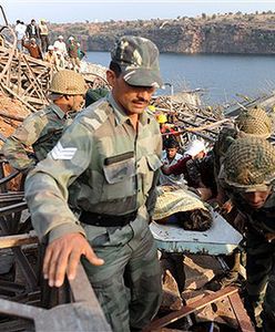 Indie: co najmniej 6 osób zginęło pod zawalonym mostem