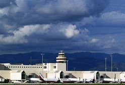 Stał na golasa na lotnisku i rozdawał pieniądze