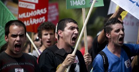 Portugalczycy demonstrują przeciw oszczędnościom