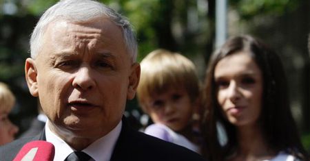 Prezes wzywa do lojalności, działacze chwalą lub milczą