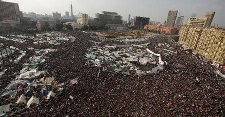Miliony na ulicach, a Mubarak poleciał nad morze