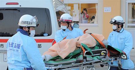 Sensacja w Japonii: dwie osoby żywe pod gruzami