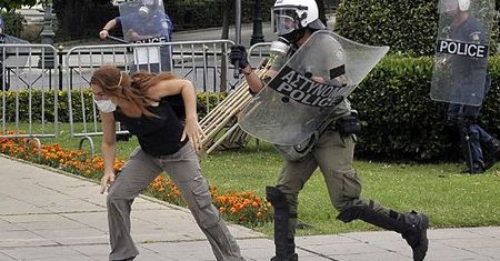 Znów gorąco na ulicach - policja starła się z 400 osobami