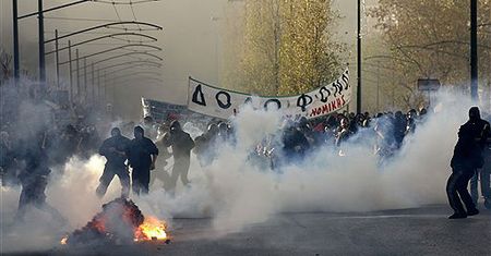 2 policjantów aresztowanych po śmierci 15-latka w Atenach
