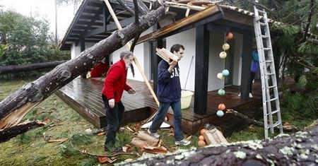 Ofiary tragicznej wichury: przygnieceni drzewem i murem
