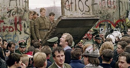 Wałęsa przewróci "mur berliński"