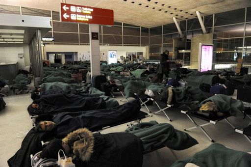 Wielka ewakuacja lotniska - śnieg może załamać dach