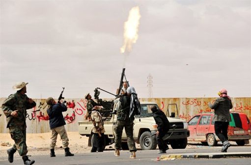 Kadafi odbija ważne miasto - rebelianci kontratakują