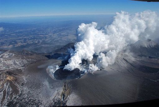 Silny wybuch wulkanu- gigantyczny pióropusz gazu i popiołów
