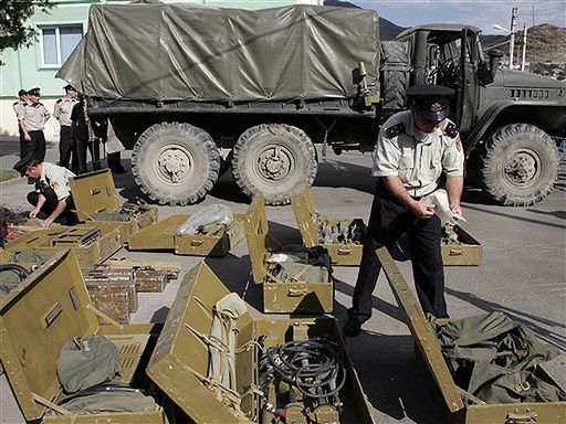 Rosyjska ciężarówka z trotylem i gruzińskimi mundurami