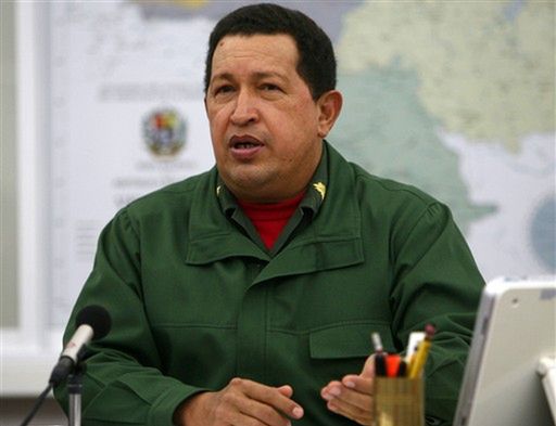 Chavez przemawia do tłumu i obiecuje powrót do zdrowia