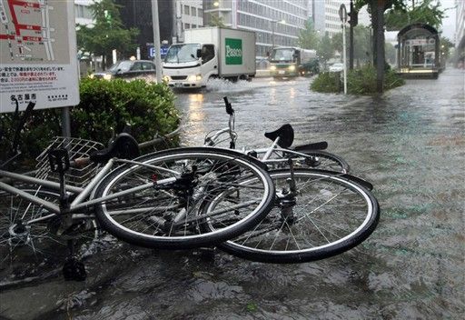 Tajfun uderzył w Japonię - 1 osoba nie żyje, 36 rannych