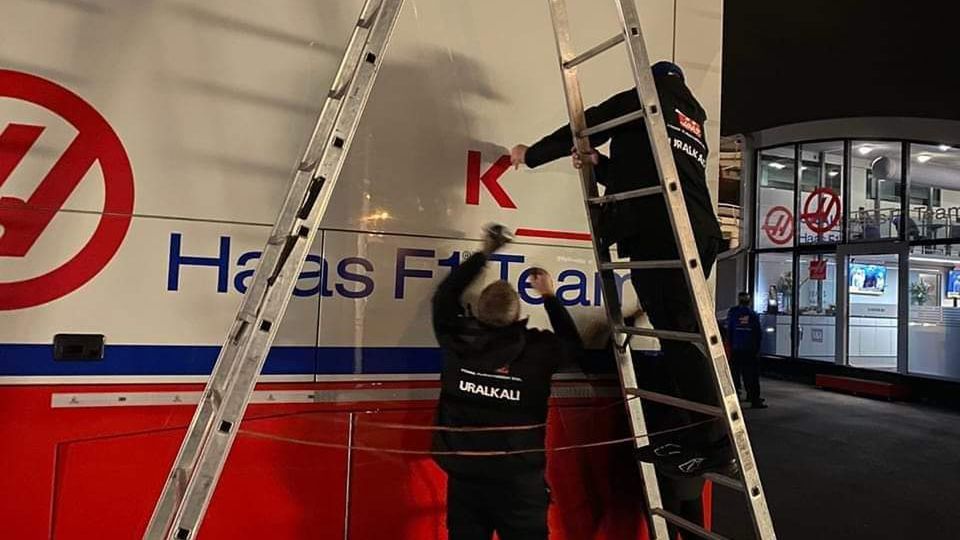 usuwanie logotypów Uralkali z ciężarówek Haasa