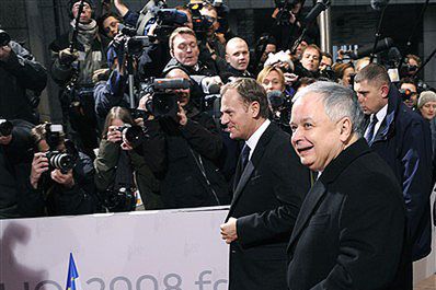 Lech Kaczyński wyszedł, by wejść mógł Sikorski
