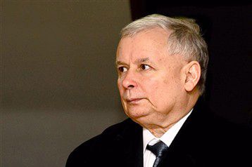 Modlitwa i kwiaty - J. Kaczyński na grobie brata
