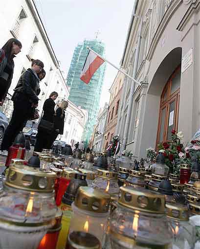 Flagi na Litwie przepasane kirem; czwarty dzień żałoby