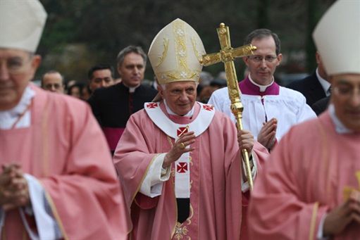 Cyrkowcy-akrobaci wyginali się przed papieżem