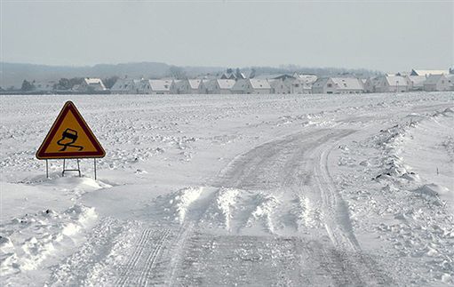 Brakuje paliwa, ludzie koczują na dworcach i lotniskach