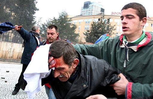 Policja tłumi zamieszki - 3 osoby nie żyją