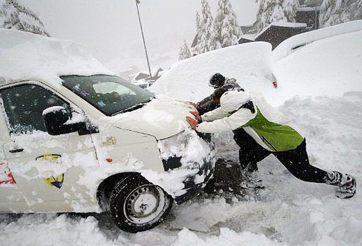 "Łańcuchy na koła" - rekordowe opady śniegu w Alpach