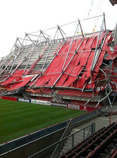 Runął dach stadionu - co najmniej 1 zabity, wielu rannych