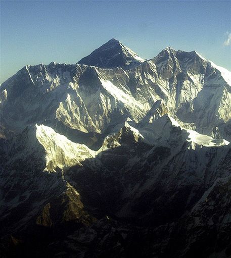 Śnieg utrudnił zbieranie śmieci z Mount Everestu