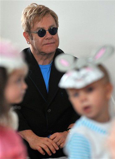 Elton John chce zaadoptować ukraińską sierotę