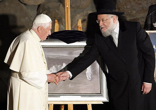 "Jan Paweł II był po stronie ofiar, Benedykt XVI nie"