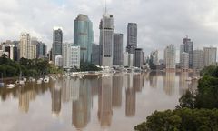 Rekiny pływają ulicami zalanych przez powódź miast