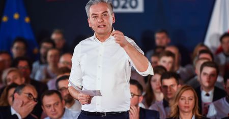 Badają, czy Robert Biedroń przyjął łapówkę. Chodzi o wpłaty na fundację
