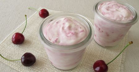 Jogurt owocowy o obniżonej zawartości tłuszczu (9 g białka w 225 g)