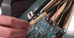 Student MIT zbudował gitarę akustyczno-elektryczną