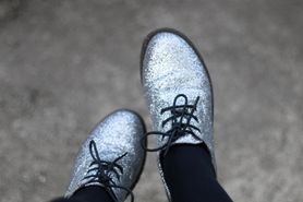 Brokatowe buty. Zainspiruj się modą z wybiegów