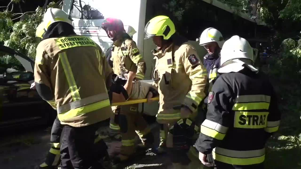 Wypadek autobusu w pobliżu miejscowości Ogorzelec na Dolnym Śląsku. 14 osób zostało rannych