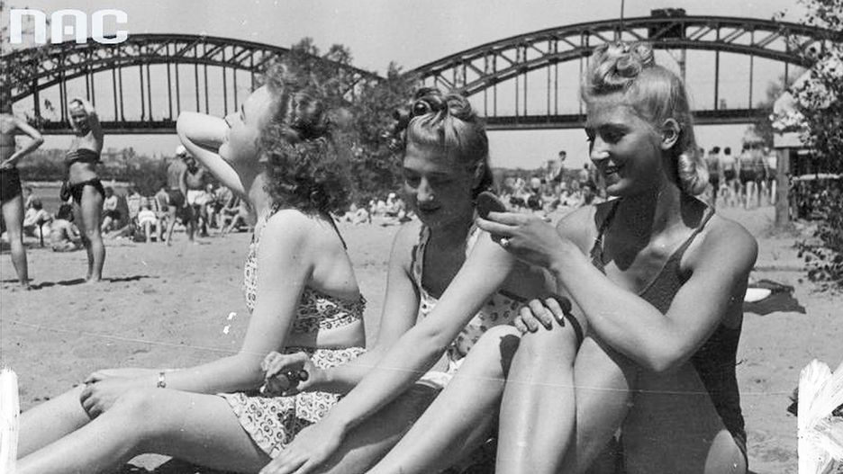 Polskojęzyczne gazety wydawane przez Niemców pokazywały sielankowy obraz Polski okupowanej przez III Rzeszę. Na zdjęciu: plaża nad Wisłą przy moście średnicowym, lipiec 1941 r.