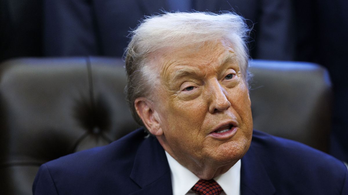 US President Donald Trump announces changes to new fuel economy standards, in the Oval Office, at the White House, Washington, DC USA, 03 December 2025. EPA/WILL OLIVER / POOL Dostawca: PAP/EPA.