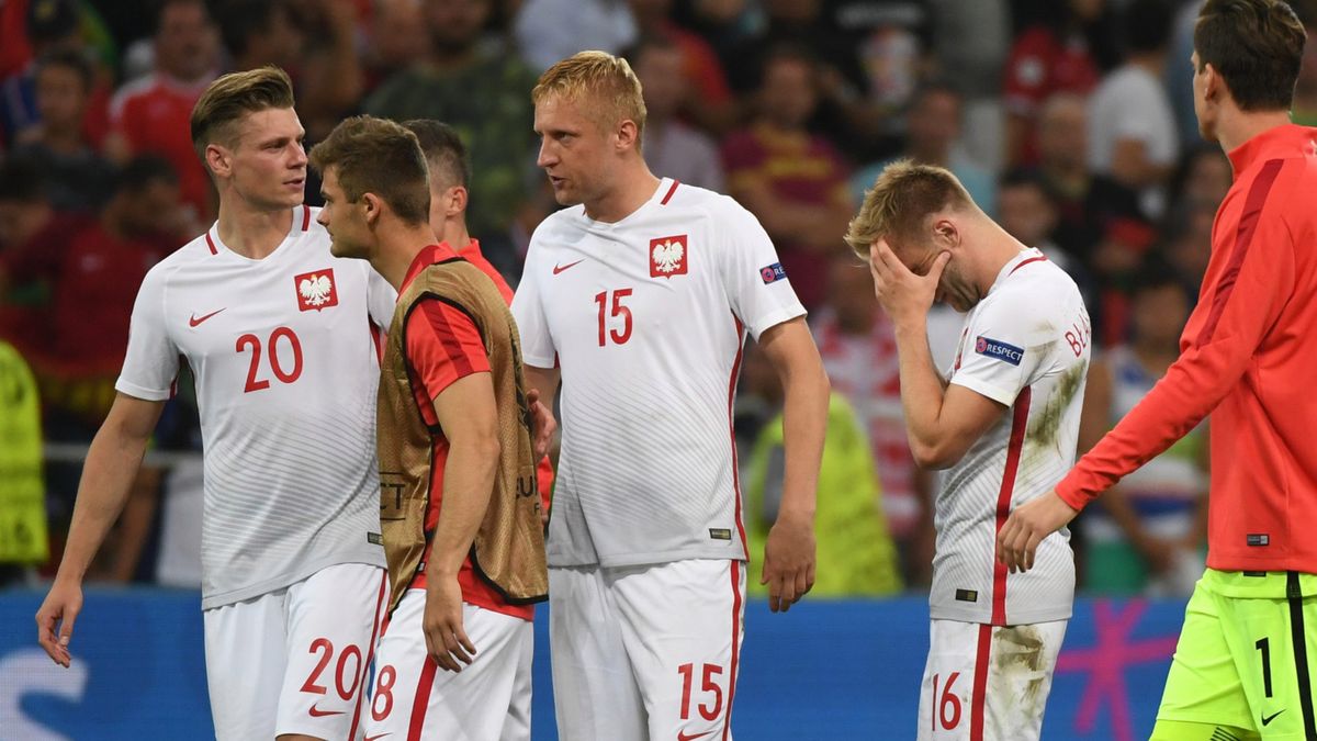 Smutek Polaków Łukasz Piszczek (L), Kamil Glik (C) i jakub Błaszczykowski (2P) po meczu z Portugalią w 1/4 finału piłkarskich mistrzostw Europy 2016